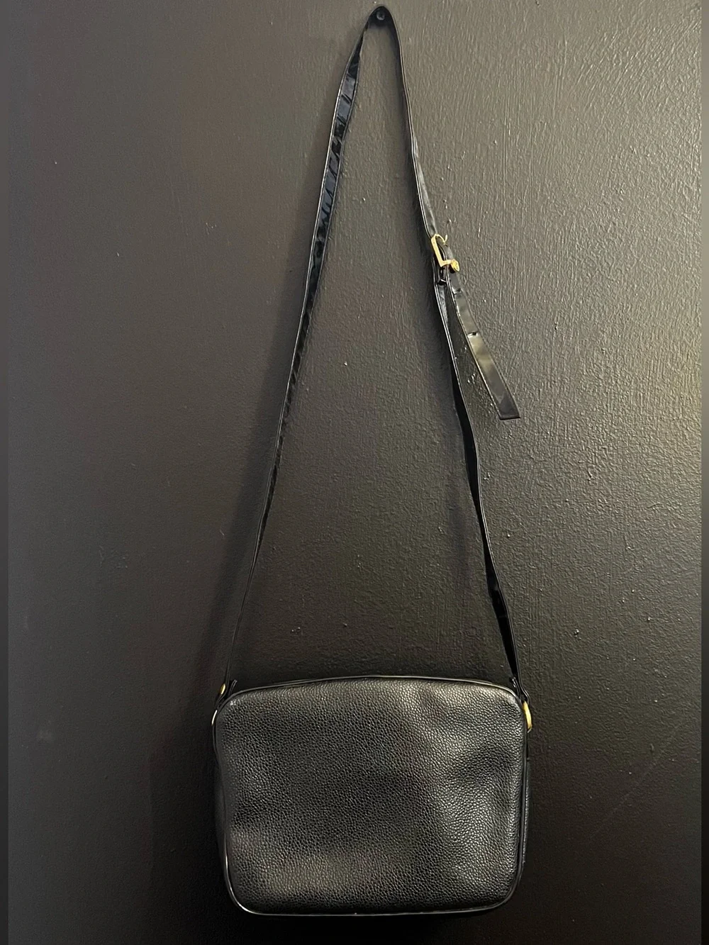 VINTAGE Chaus Black Leather Crossbody Bag with Gold Accent - Picture 2 of 6